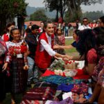 Doña Letizia saluda a mujeres beneficiarias de la Cooperación Española en San José Chacayá.