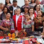 La Reina Letizia junto a mujeres beneficiarias de la Cooperación Española en San José Chacayá, en el departamento de Sololá, Guatemala.